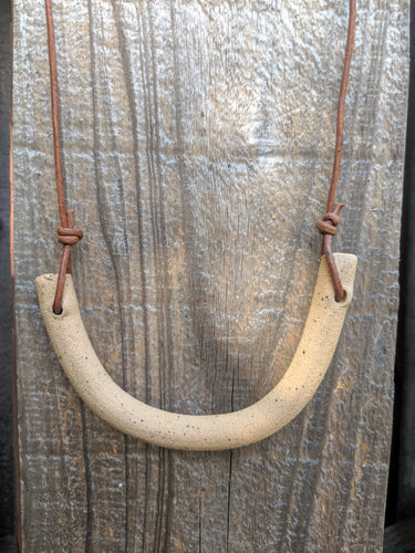 Simple Speckled Curve Necklace